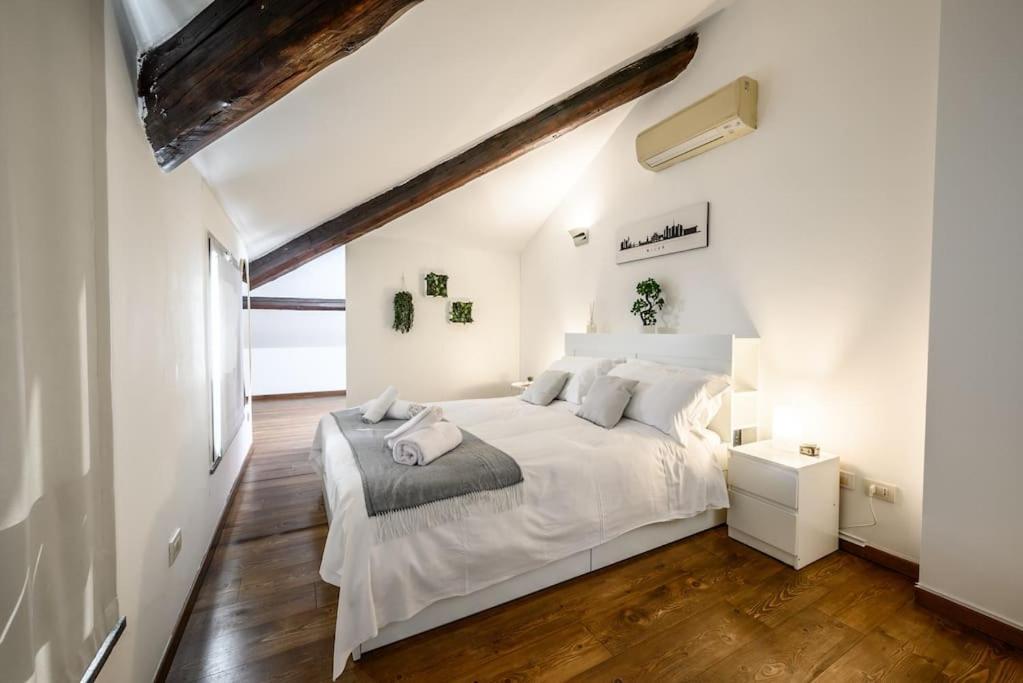 Buenos Aires' Nest - 10 Minutes From Duomo With Terrace Appartement Milaan Buitenkant foto